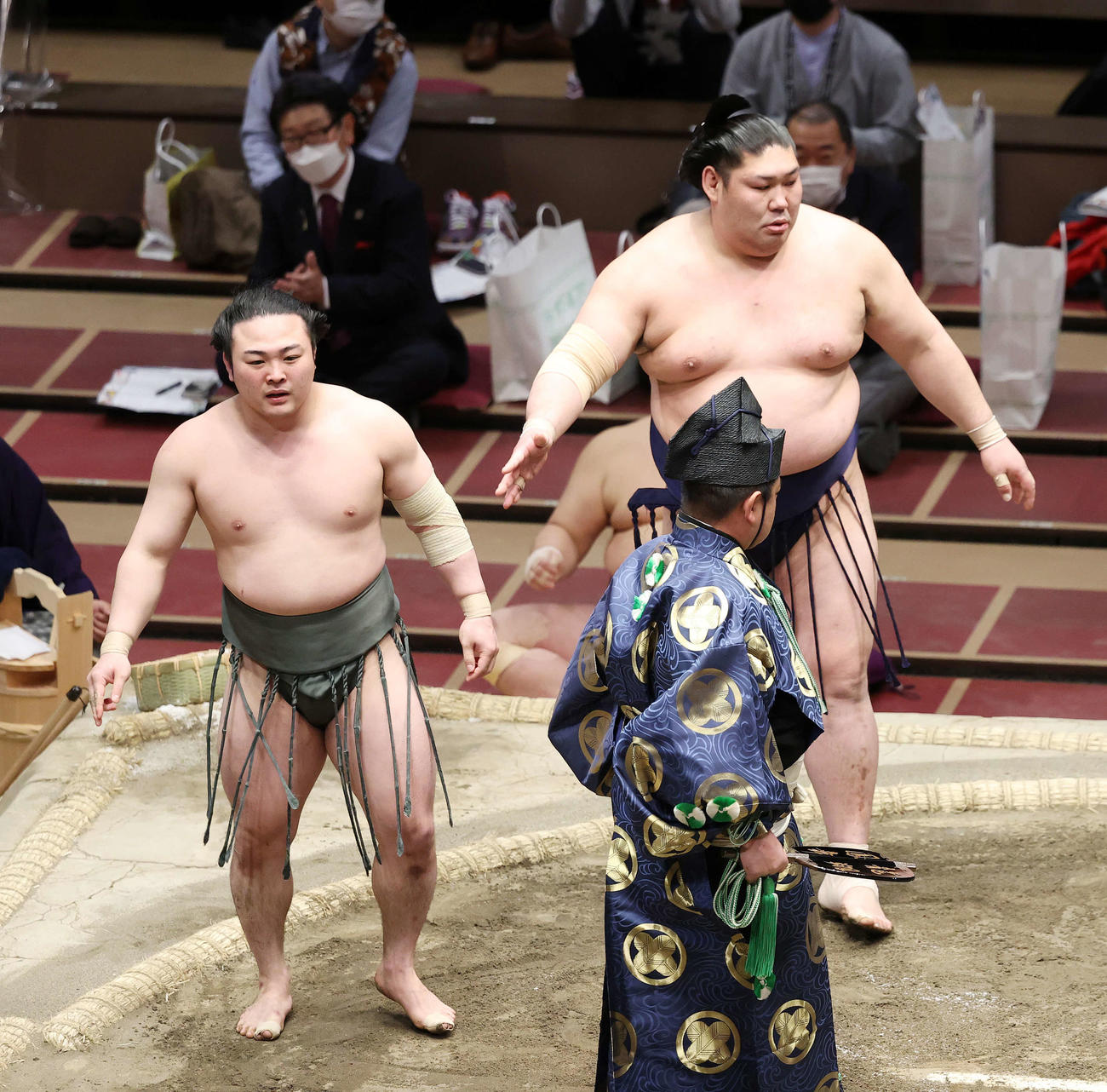 常幸龍（右）に寄り倒しで敗れた炎鵬（撮影・鈴木正人）