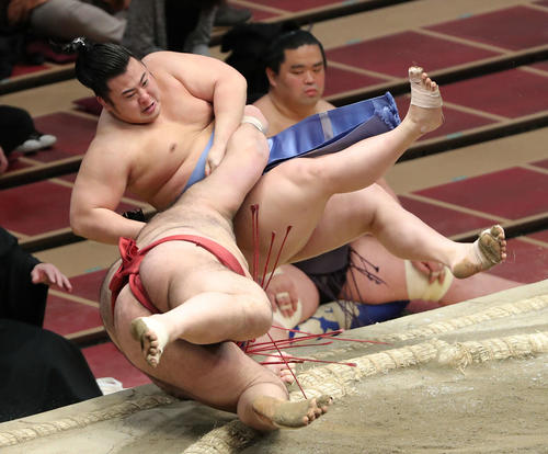 高安（左）を首ひねりで破る翔猿（撮影・河田真司）