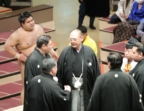 物言いが付き、土俵下で協議結果を待つ高安（左）（撮影・河田真司）