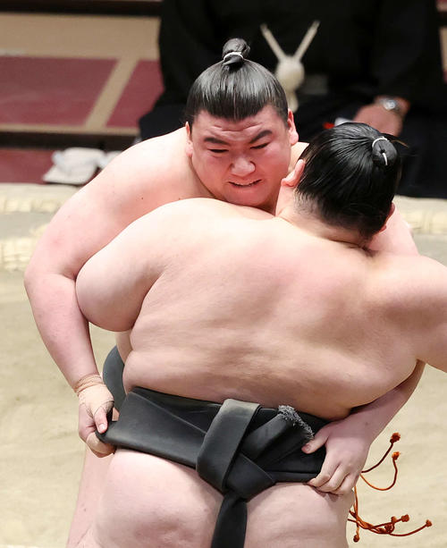 隠岐の富士（手前）を攻める夢道鵬（撮影・鈴木正人）
