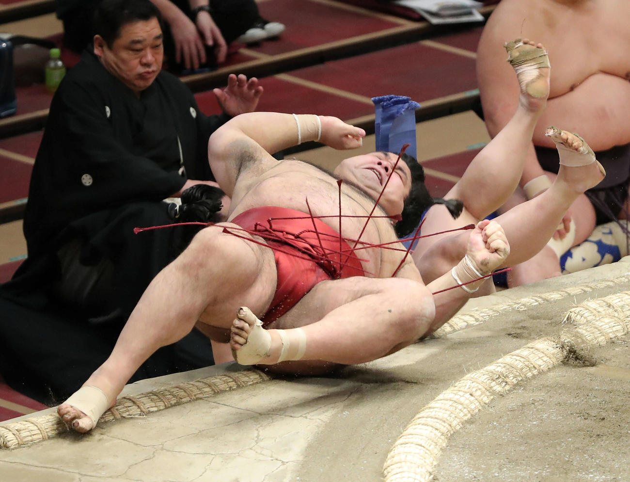 翔猿（奥）に首ひねりで敗れる高安（撮影・河田真司）
