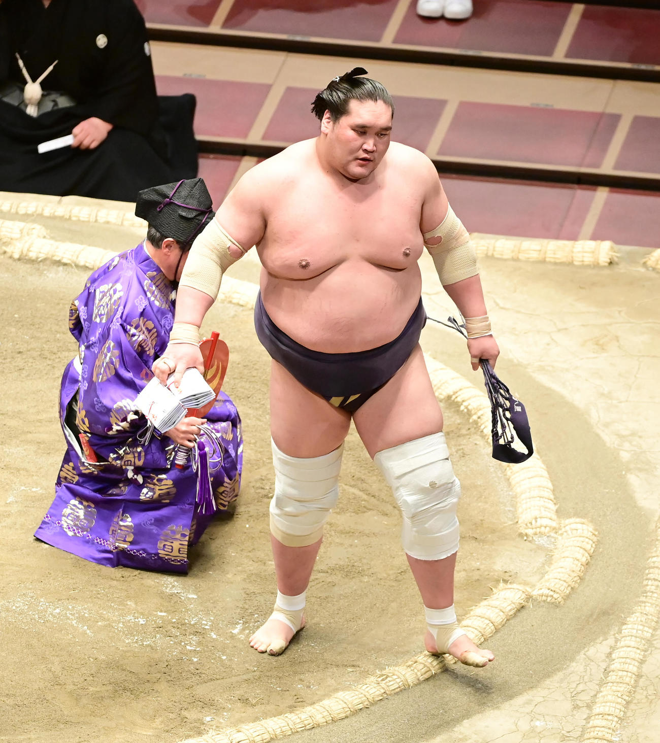 懸賞金を手にする照ノ富士。3敗で単独トップに立ち千秋楽に臨む（撮影・小沢裕）