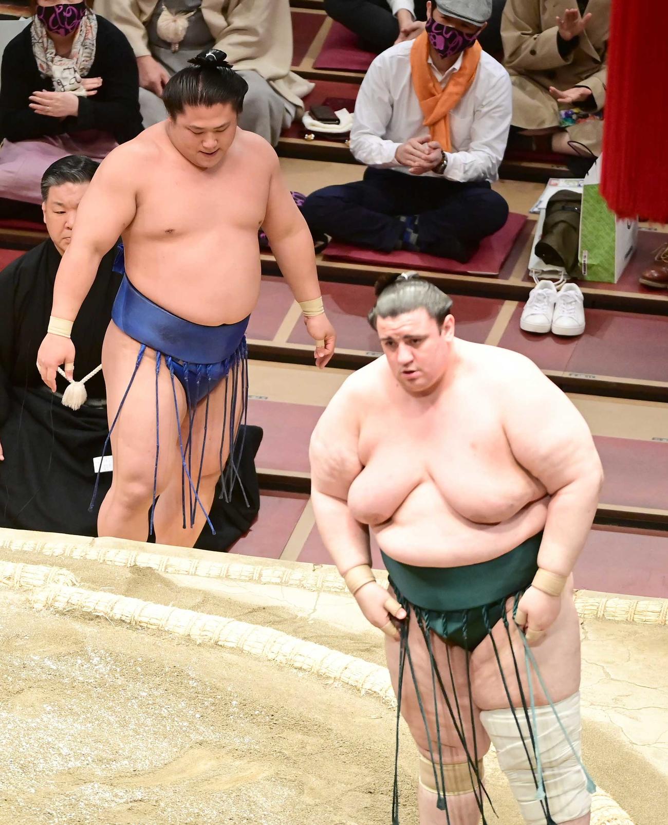 若隆景（左）は碧山に小手投げで敗れる（撮影・小沢裕）