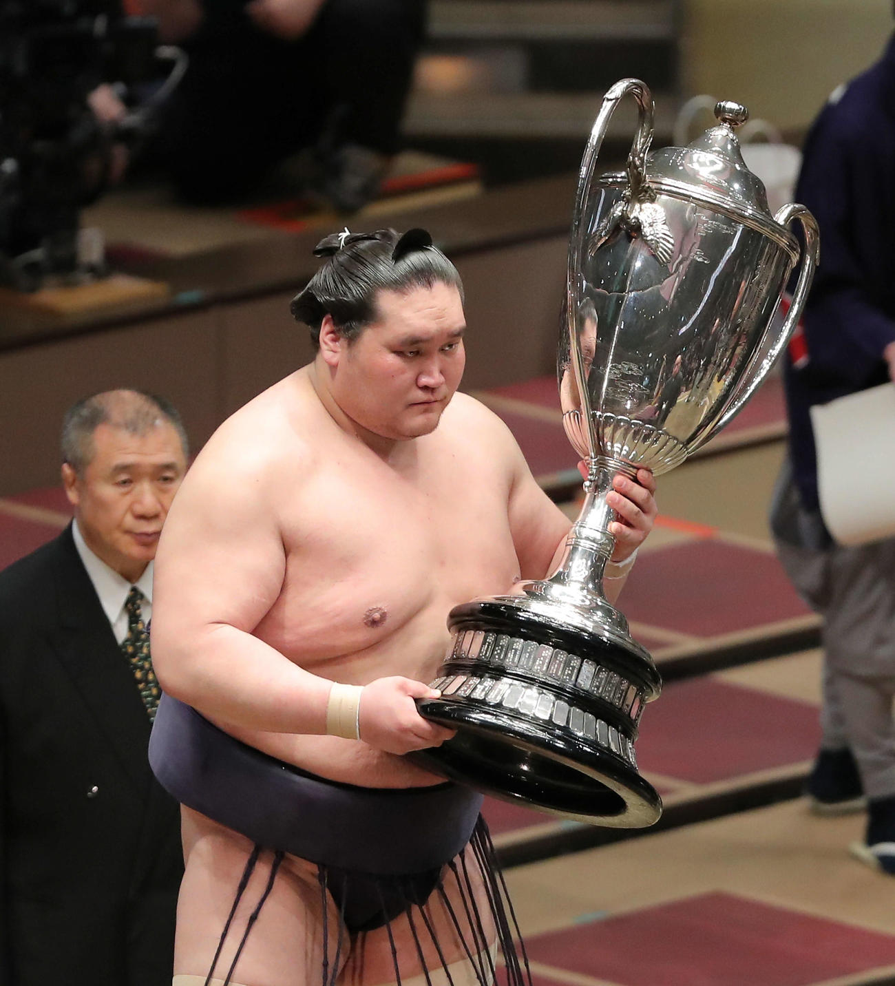 賜杯を手にする照ノ富士（撮影・河田真司）