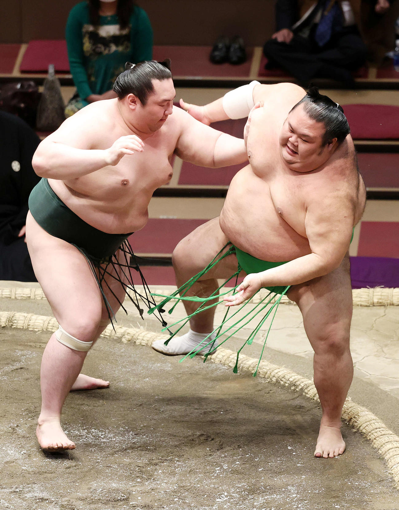 千代丸（右）を押し出しで破る白鷹山（撮影・鈴木正人）
