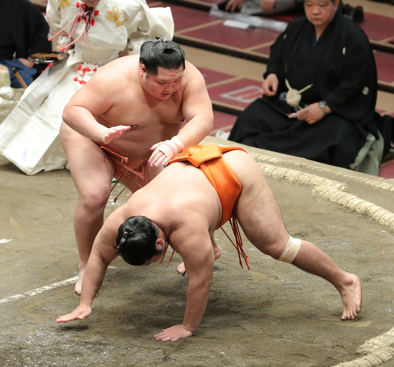 志摩ノ海（手前）をはたき込みで破る千代大龍（撮影・河田真司）