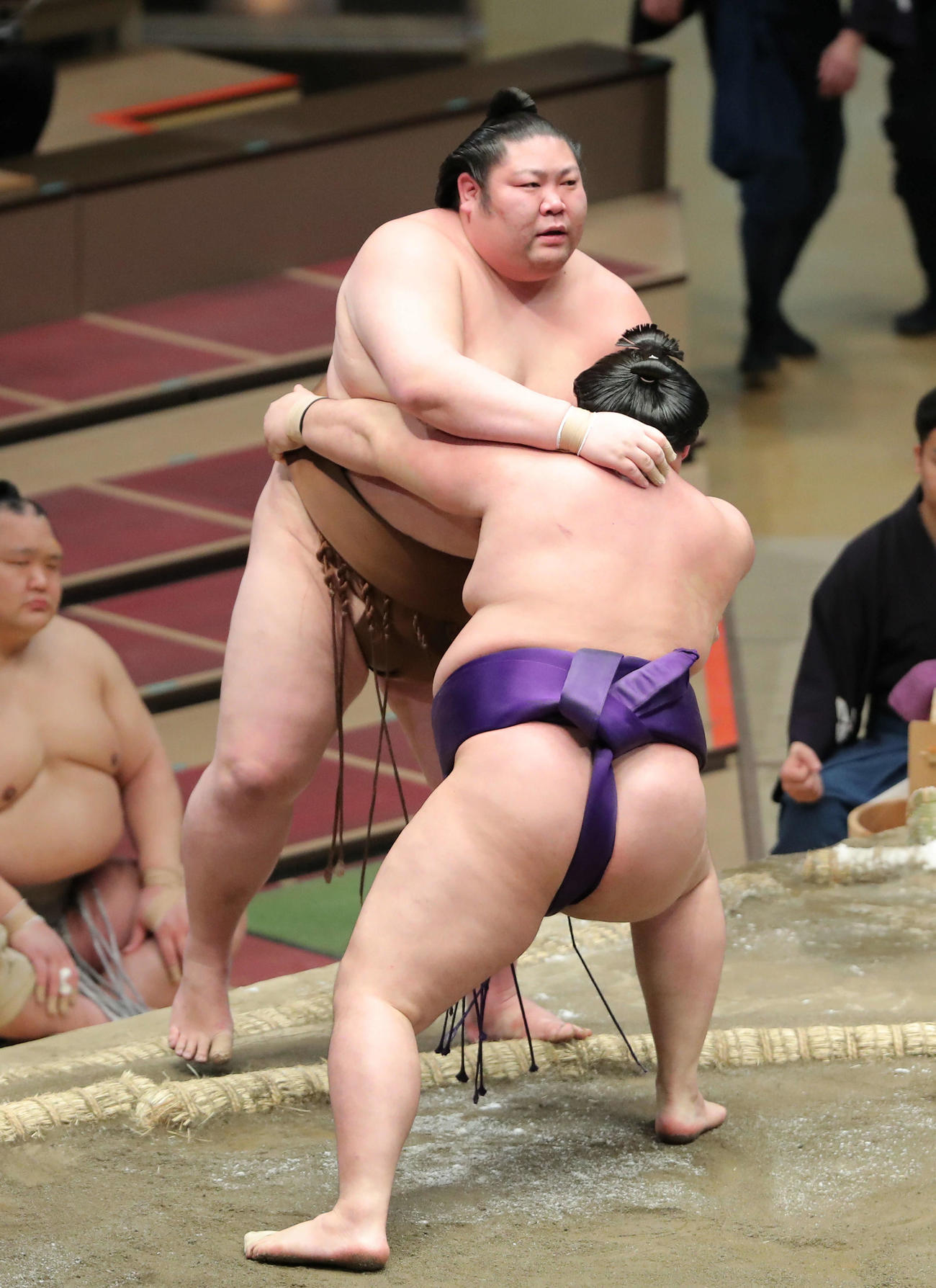 明生（手前）に寄り切りで敗れる剣翔龍（撮影・河田真司）