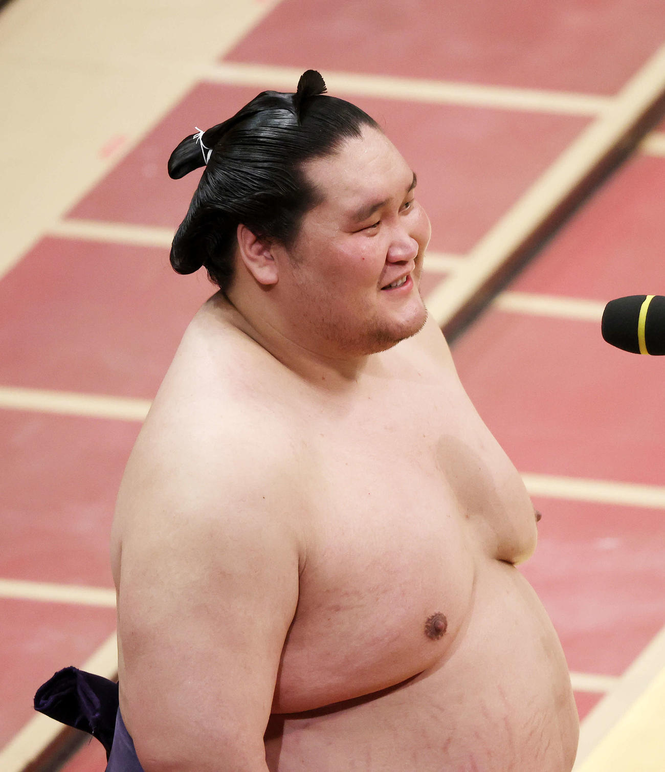優勝力士インタビューで笑顔を見せる照ノ富士（撮影・鈴木正人）