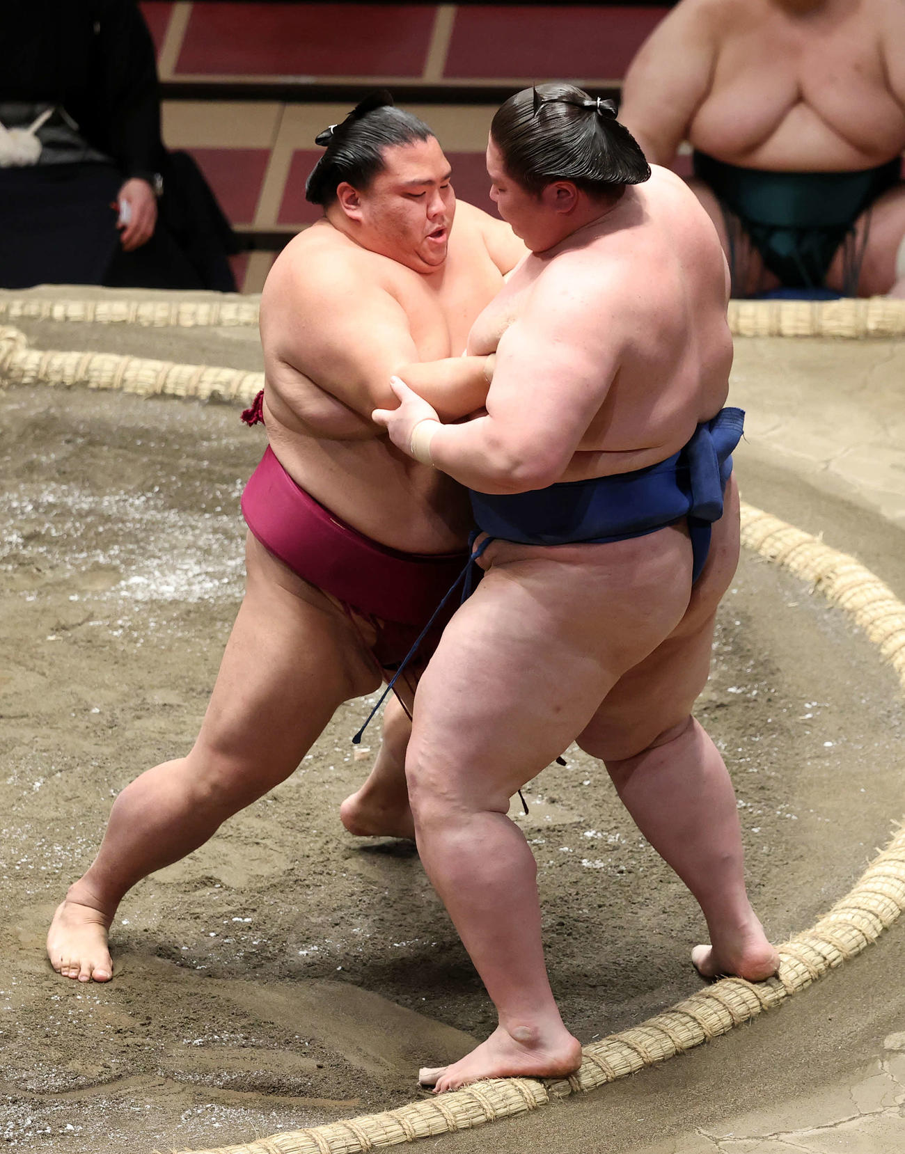 逸ノ城（右）を押し出しで破る御嶽海（撮影・鈴木正人）