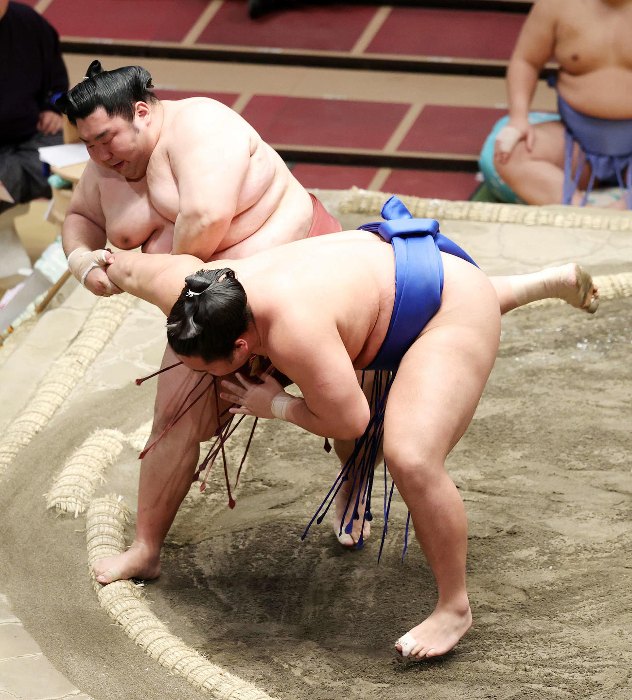 琴勝峰（手前）をとったりで破る徳勝龍（撮影・鈴木正人）