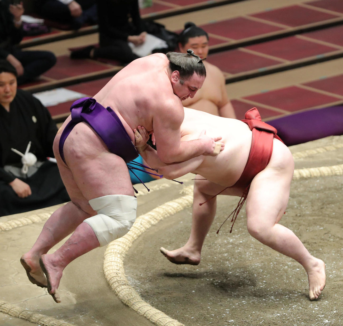 栃ノ心（左）を押し出しで破る隆の勝（撮影・河田真司）