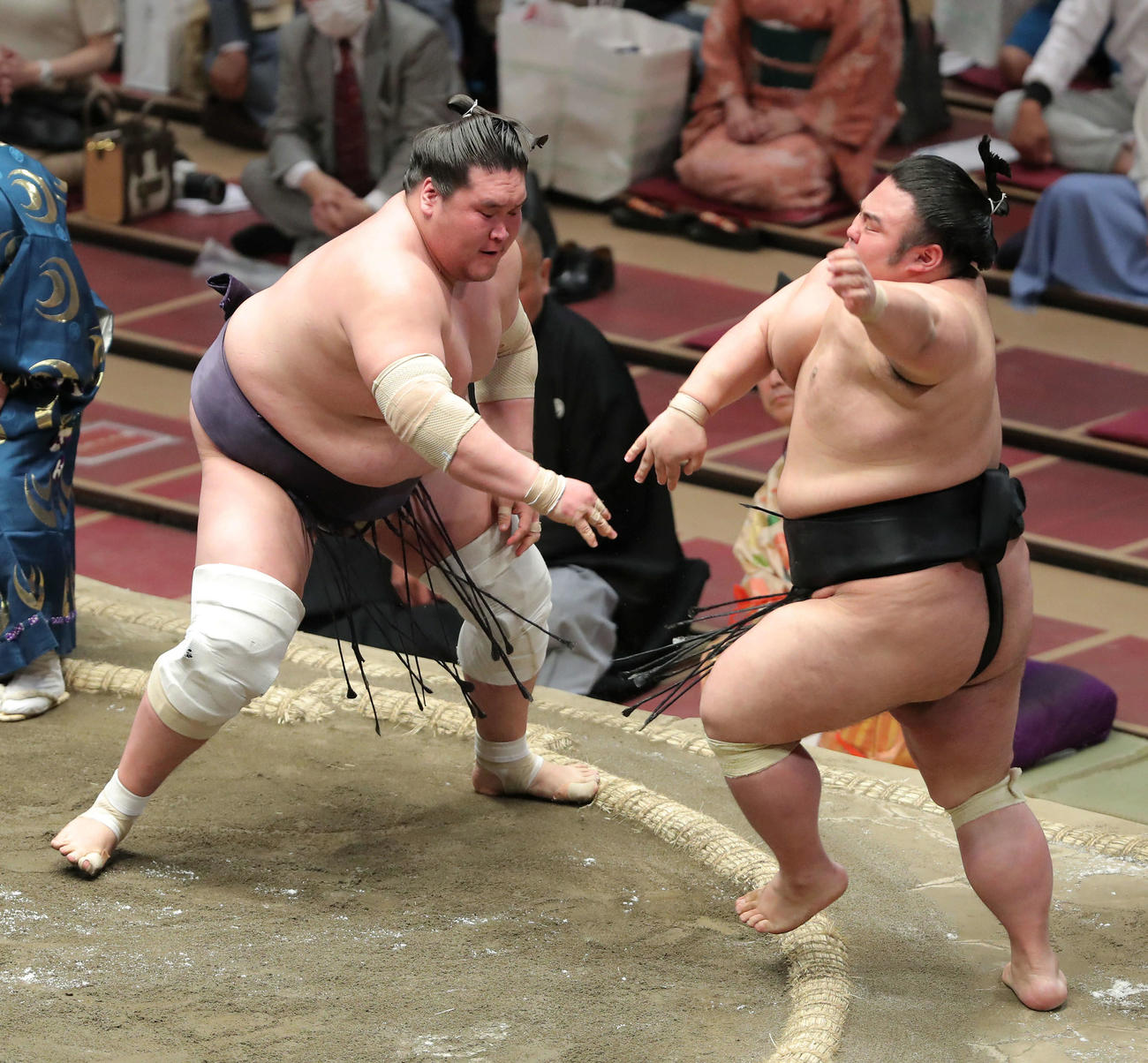 貴景勝（右）を押し出しで破り、幕内優勝を決める照ノ富士（撮影・河田真司）