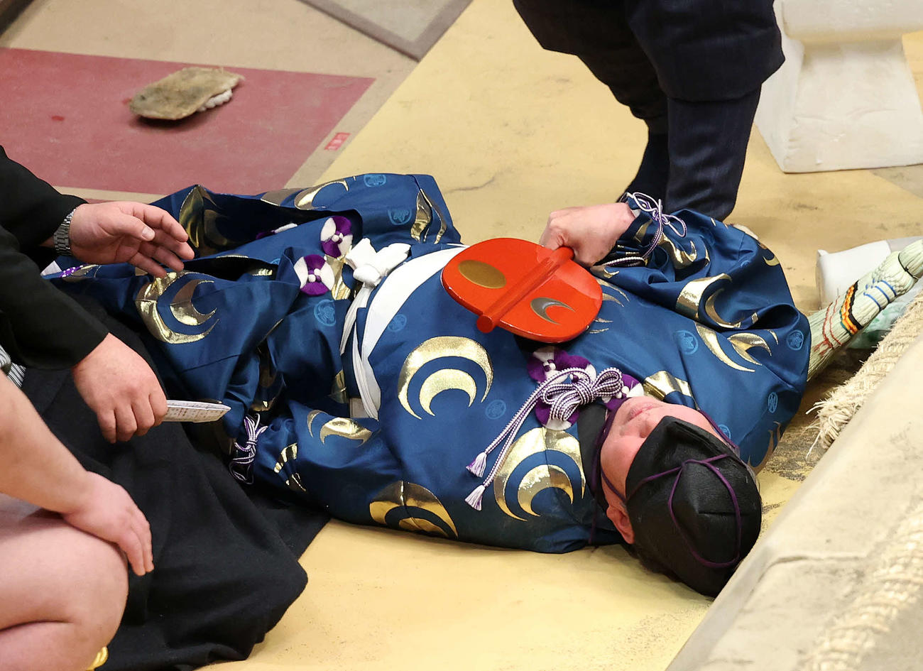 結びの一番で土俵下に落ちた立て行司の式守伊之助（撮影・鈴木正人）