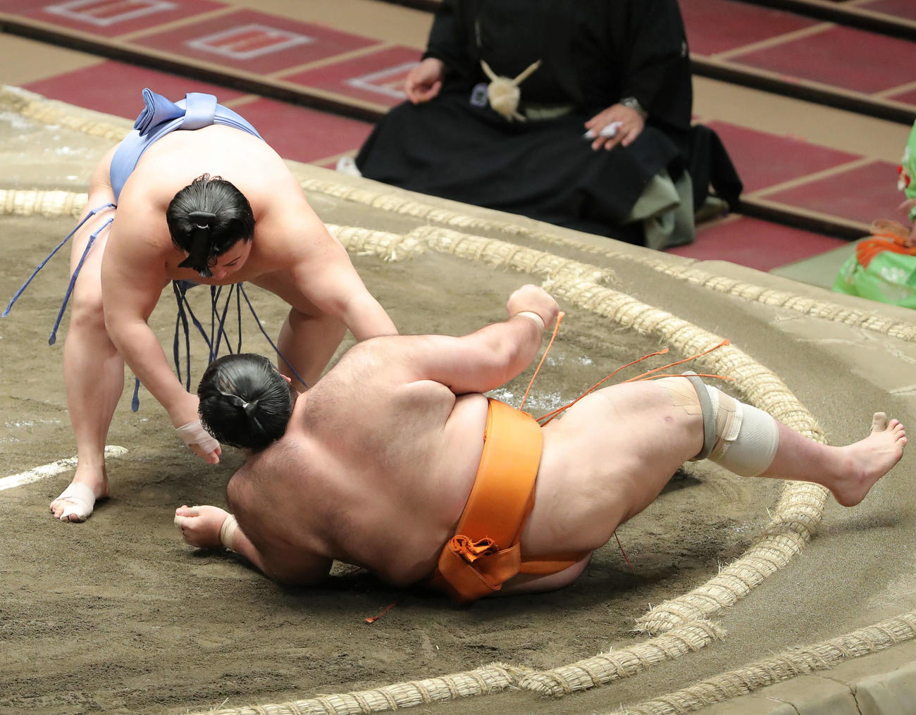 魁聖（右）を下手投げで破る翔猿（撮影・河田真司）