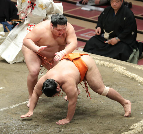 志摩ノ海（手前）をはたき込みで破る千代大龍（撮影・河田真司）