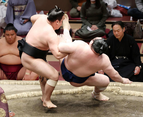 宝富士（右）を送り引き落としで破る霧馬山（撮影・鈴木正人）