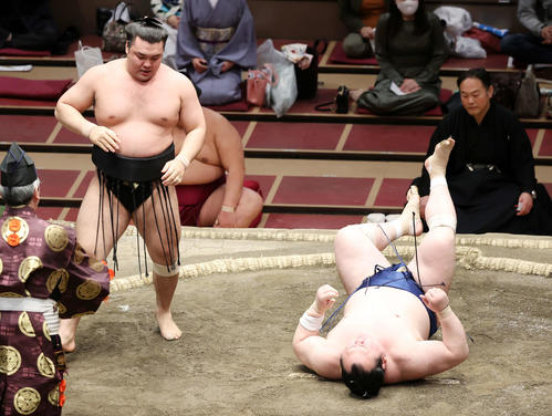 宝富士（右）を送り引き落としで破った霧馬山（撮影・鈴木正人）