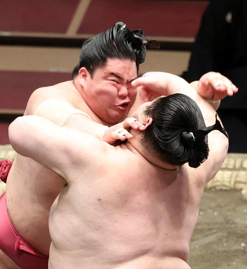 明瀬山（手前）を激しく攻める大栄翔（撮影・鈴木正人）