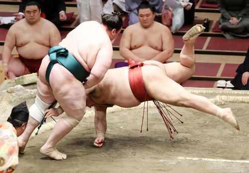 碧山（左）にはたき込みで敗れる高安（撮影・鈴木正人）