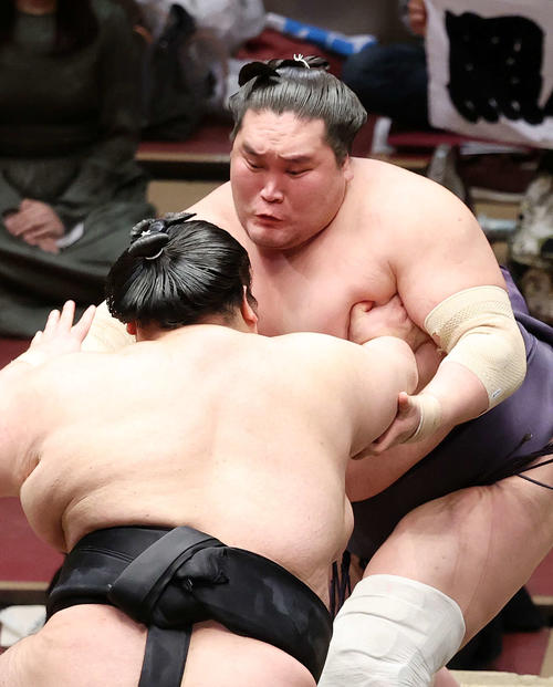 貴景勝（手前）を攻める照ノ富士（撮影・鈴木正人）