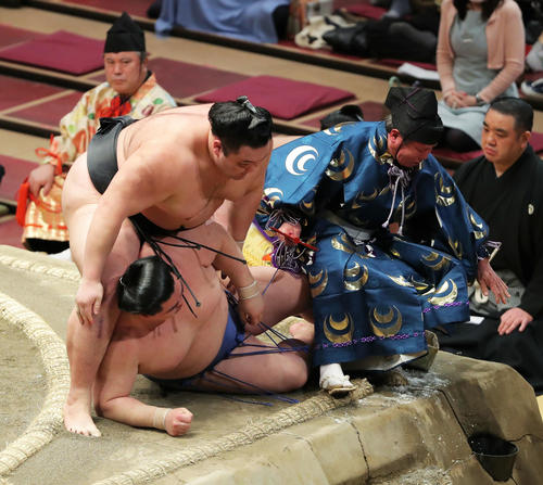 朝乃山（左）に上手投げで敗れる正代にぶつかる行司の式守伊之助（右）（撮影・河田真司）