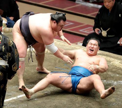 豊昇龍（右）をすくい投げで破る英乃海（撮影・河田真司）