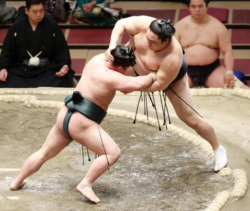 隠岐の海（右）を押し出しで破る翠富士（撮影・鈴木正人）