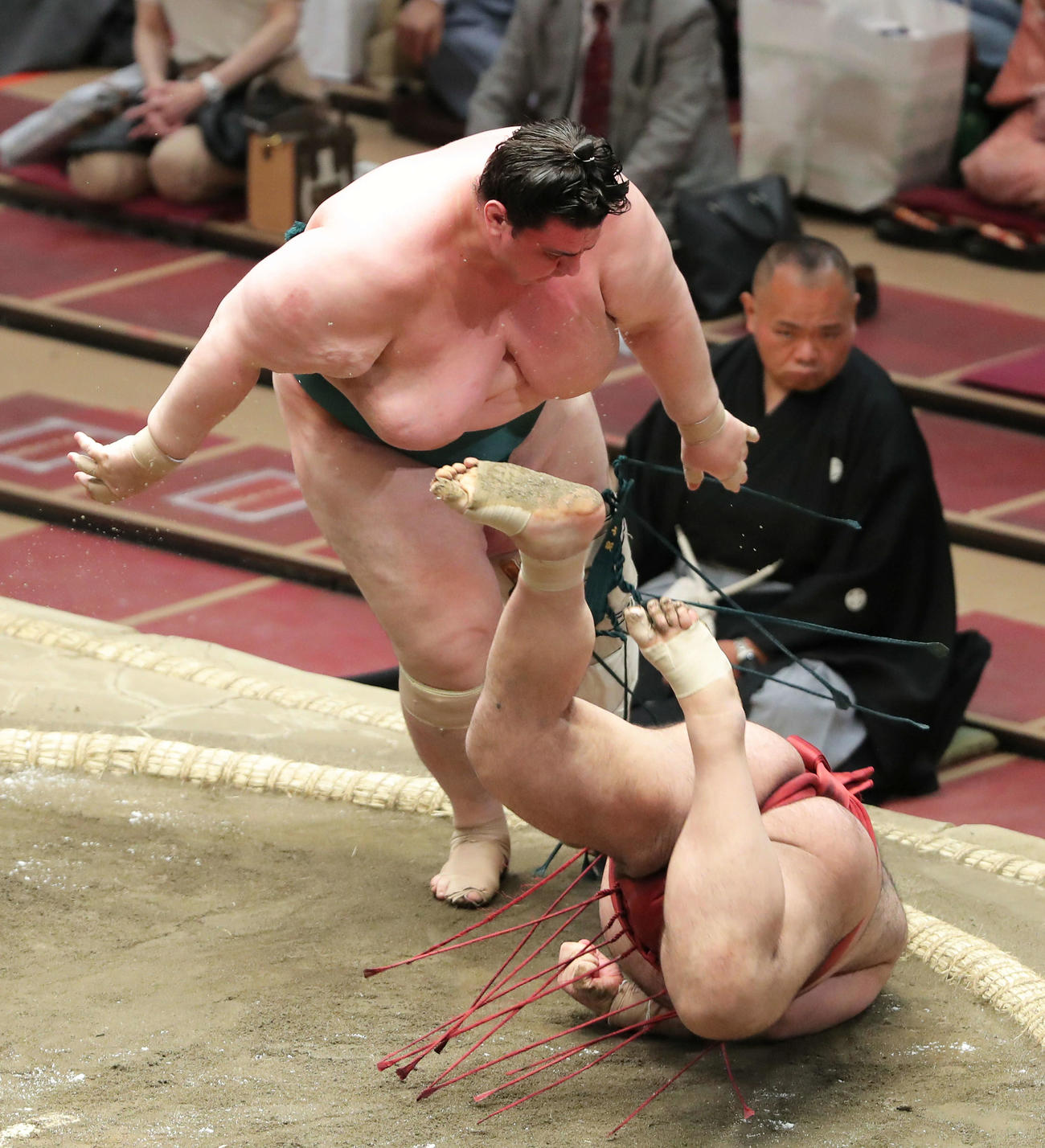高安（右）をはたき込みで破る碧山（撮影・河田真司）