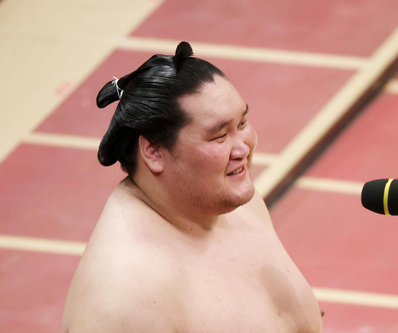 優勝力士インタビューで笑顔を見せる照ノ富士（撮影・鈴木正人）