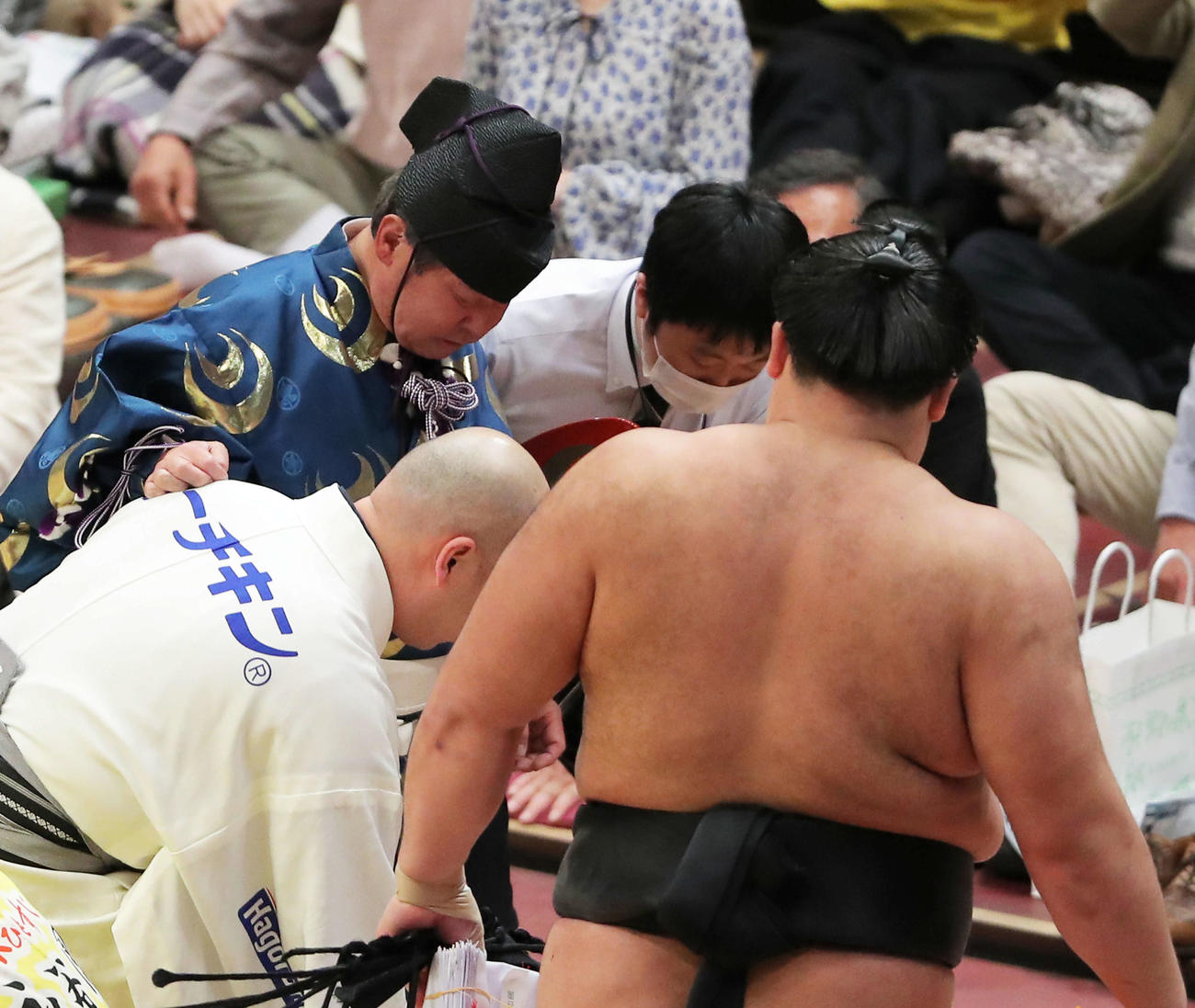 土俵から落ちた行司の式守伊之助（左）の方向を向き引き揚げる朝乃山（撮影・河田真司）