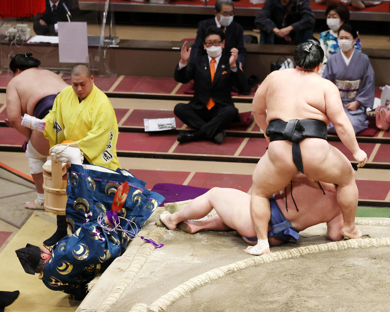結びの一番で土俵下に落ちる立て行司の式守伊之助（左）（撮影・鈴木正人）