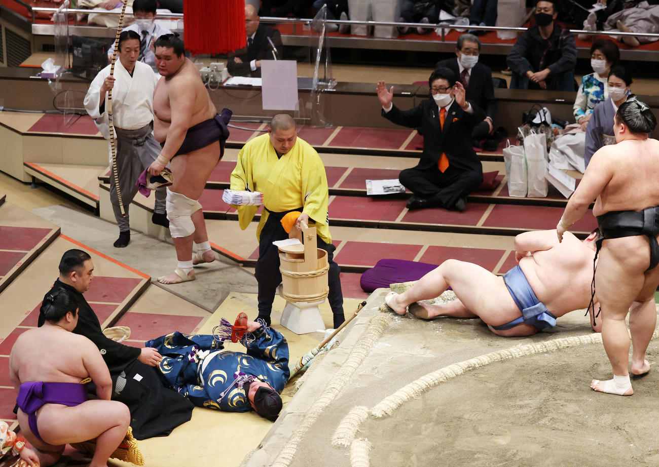 結びの一番で土俵下に落ちる立て行司の式守伊之助（左）（撮影・鈴木正人）