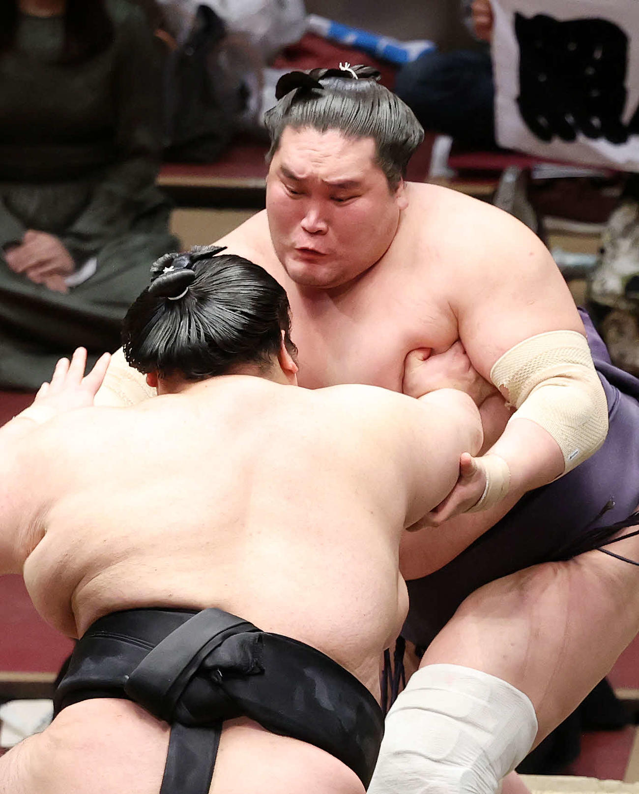 貴景勝（手前）を攻める照ノ富士（撮影・鈴木正人）
