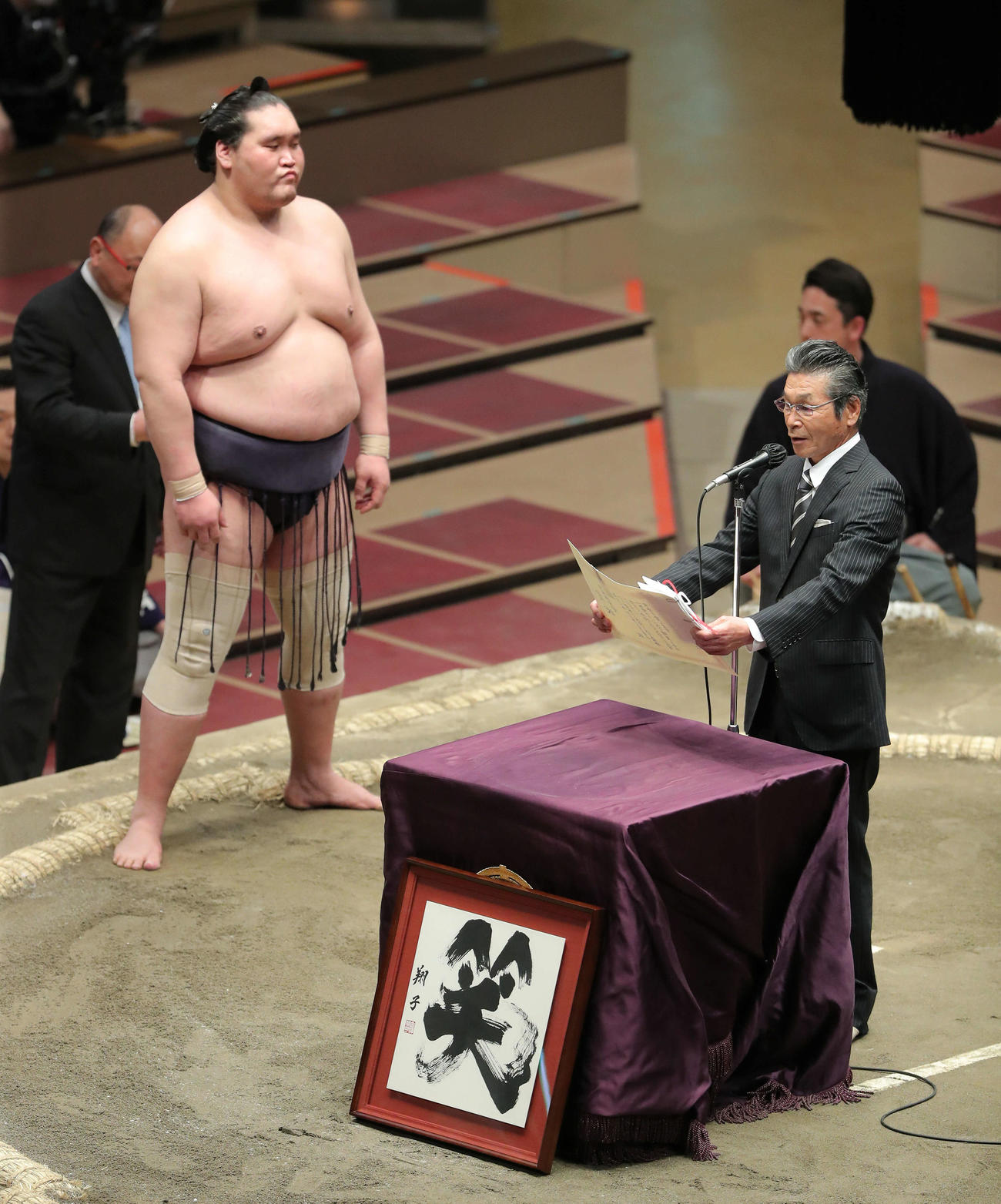 吉本興業賞授与式に臨む間寛平（右）と幕内優勝の照ノ富士（撮影・河田真司）