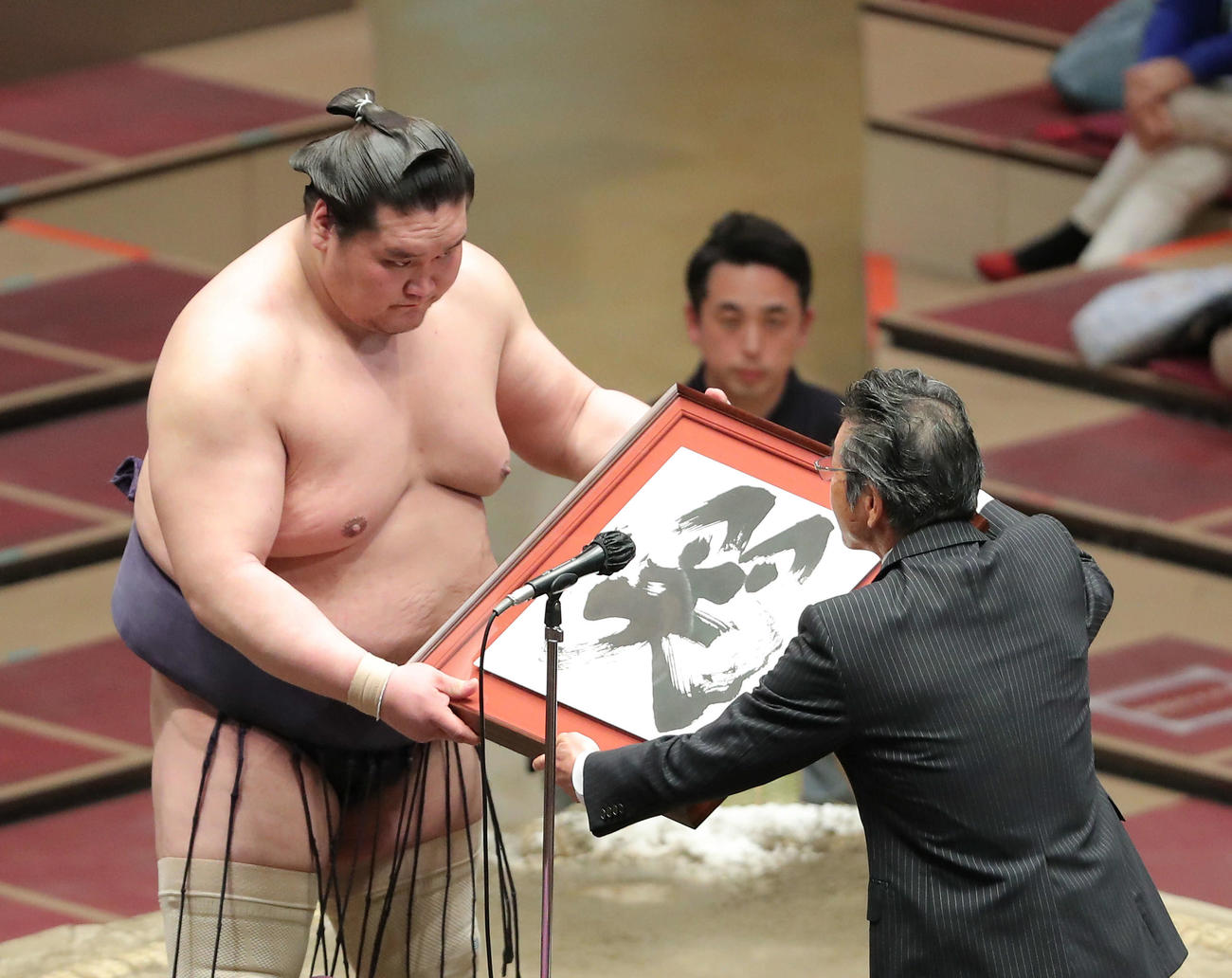 吉本興業賞授与式で間寛平（右）から額を受け取る照ノ富士（撮影・河田真司）