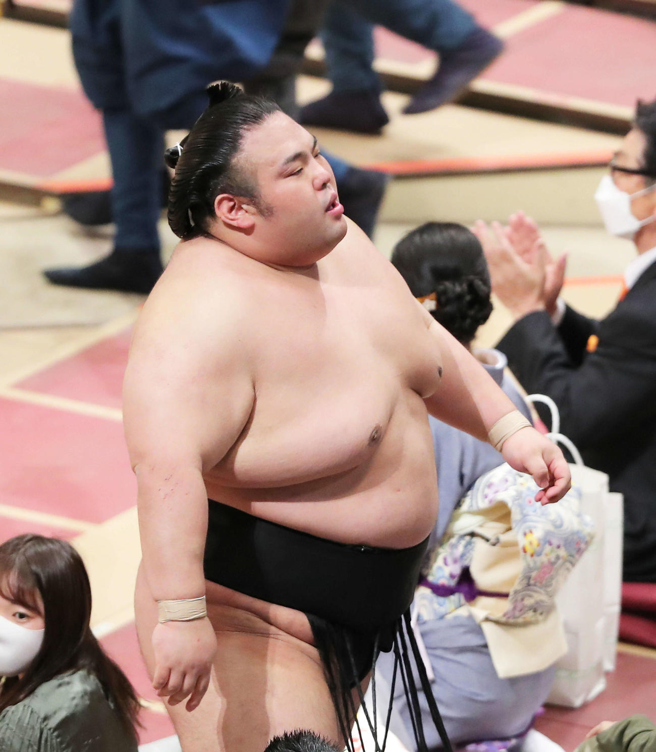 照ノ富士に押し出しで敗れ、険しい表情を浮かべる貴景勝（撮影・河田真司）