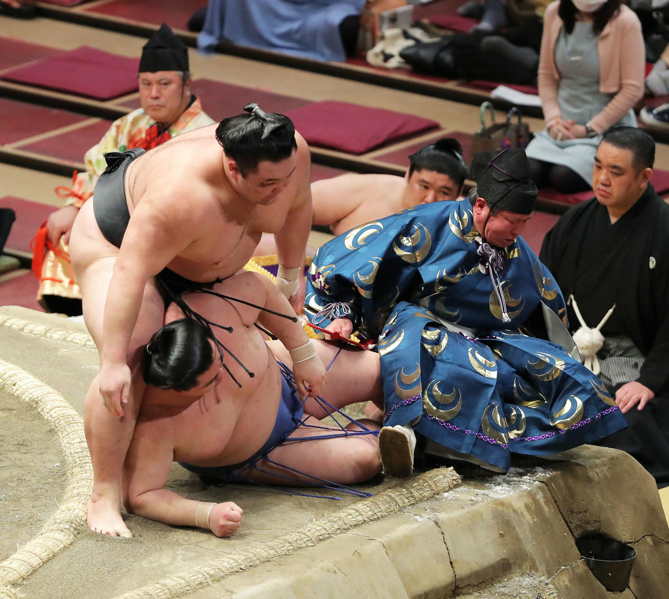 朝乃山（左）に上手投げで敗れる正代にぶつかる行司の式守伊之助（右）（撮影・河田真司）