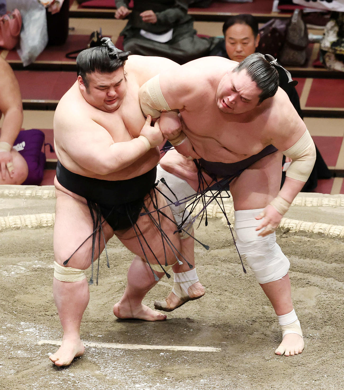 貴景勝（左）の攻めを耐える照ノ富士（撮影・鈴木正人）