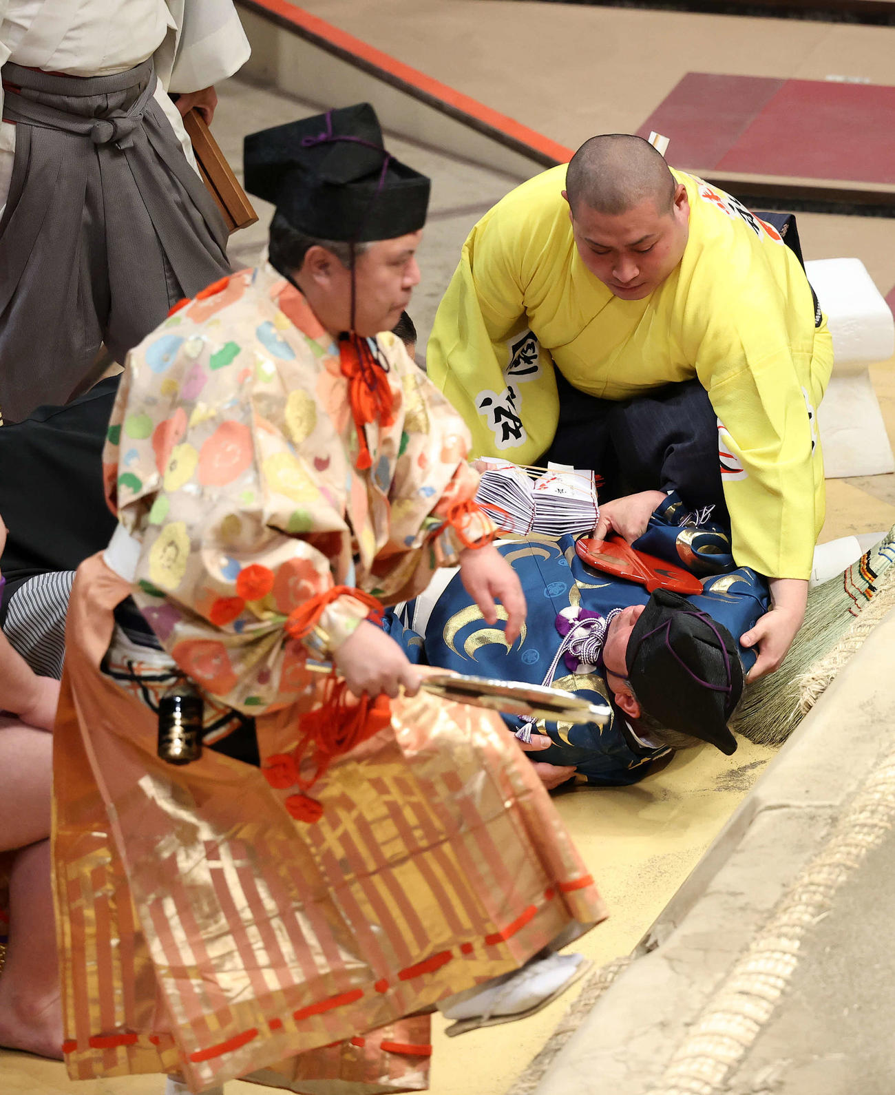結びの一番で土俵下に落ちた立て行司の式守伊之助（中央）にかわり勝ち名乗りに向かう木村玉治郎（手前）（撮影・鈴木正人）