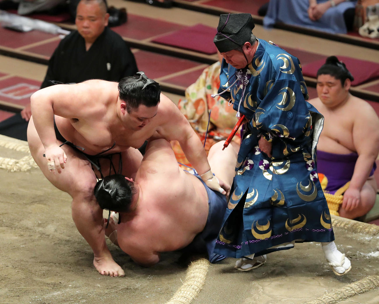 朝乃山（左）に上手投げで敗れる正代（撮影・河田真司）