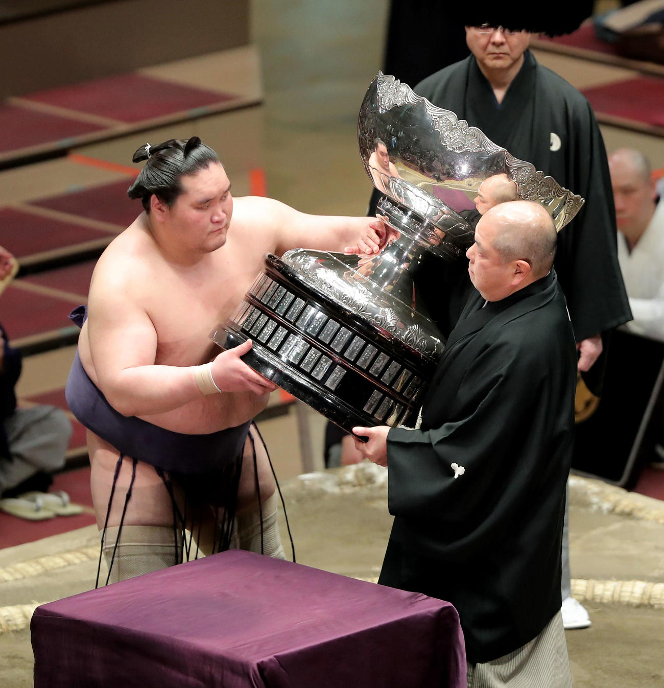 八角理事長（右）から内閣総理大臣杯を受け取る照ノ富士（撮影・河田真司）