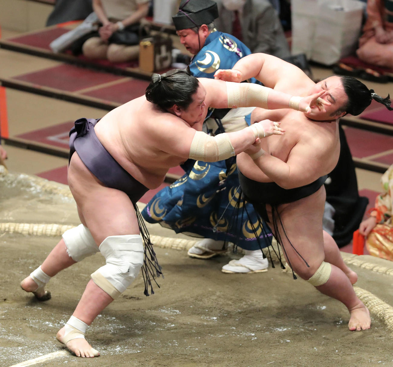 貴景勝（右）を土俵際に追い込む照ノ富士（撮影・河田真司）