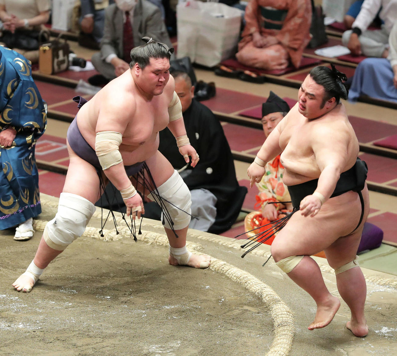 貴景勝（右）を押し出しで破り、幕内優勝を決める照ノ富士（撮影・河田真司）