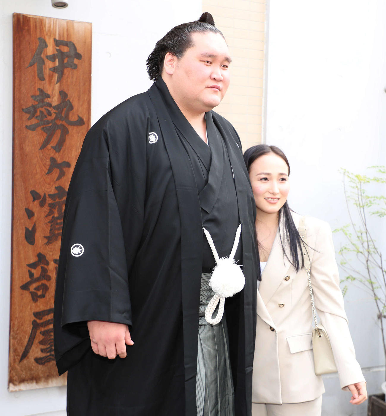 ツェグメド・ドルジハンド夫人と記念撮影する照ノ富士（代表撮影）