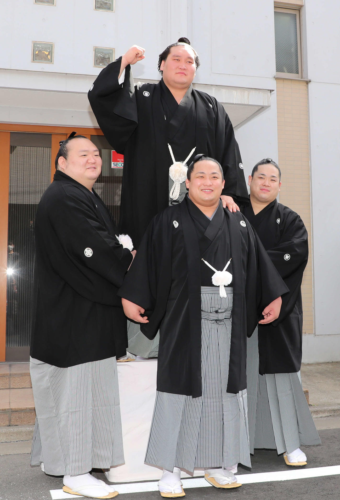 大関再昇進を果たした照ノ富士（上）は部屋の関取衆から祝福される。左から宝富士、翠富士、錦富士（代表撮影）