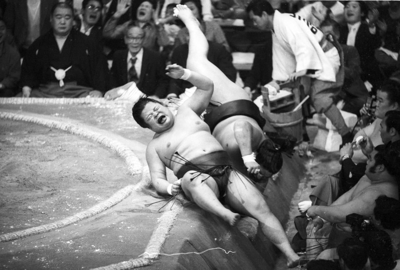 大相撲　夏場所8日目、麒麟児対富士桜　精根尽き果て両力士（左手前が富士桜）土俵下へ、突っ張りが大部分で26秒はまさに死闘。天皇陛下も「いい相撲だった」と感想（1975年5月18日撮影）