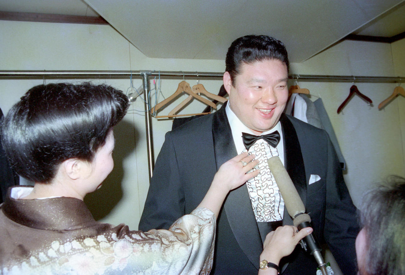 断髪式を終えタキシード姿になった元関脇麒麟児の北陣親方＝1989年1月29日