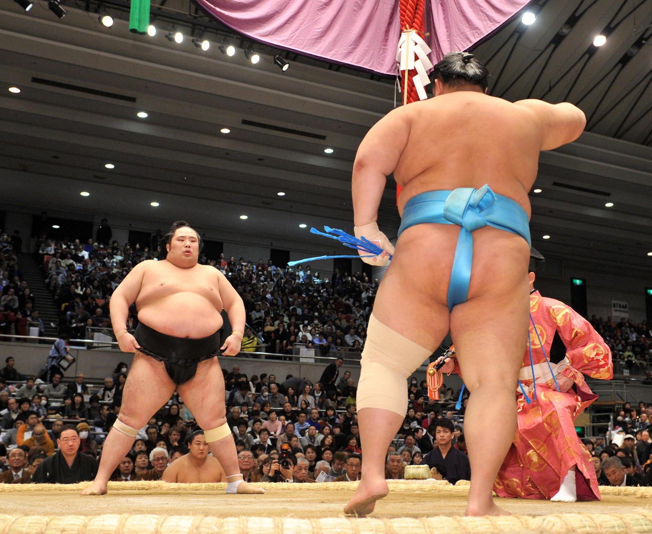15年春場所初日、白鵬に指摘された取組前の癖を自粛した千代鳳（左）に対して、得意の「ホゥッ」を発した琴勇輝