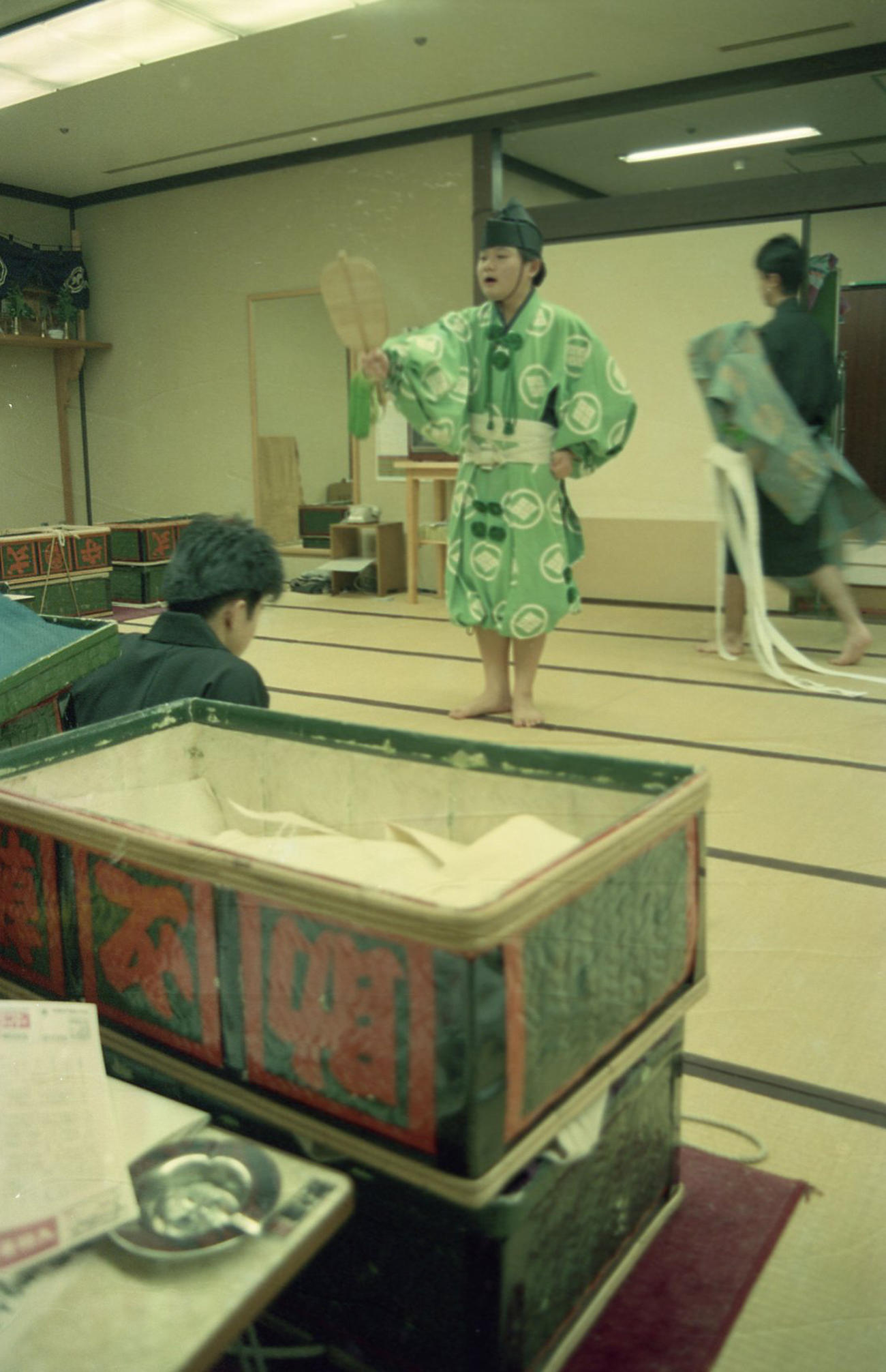 行司控室で指導を受ける行司として二所ノ関部屋に入門した押田裕光（1989年1月20日撮影）