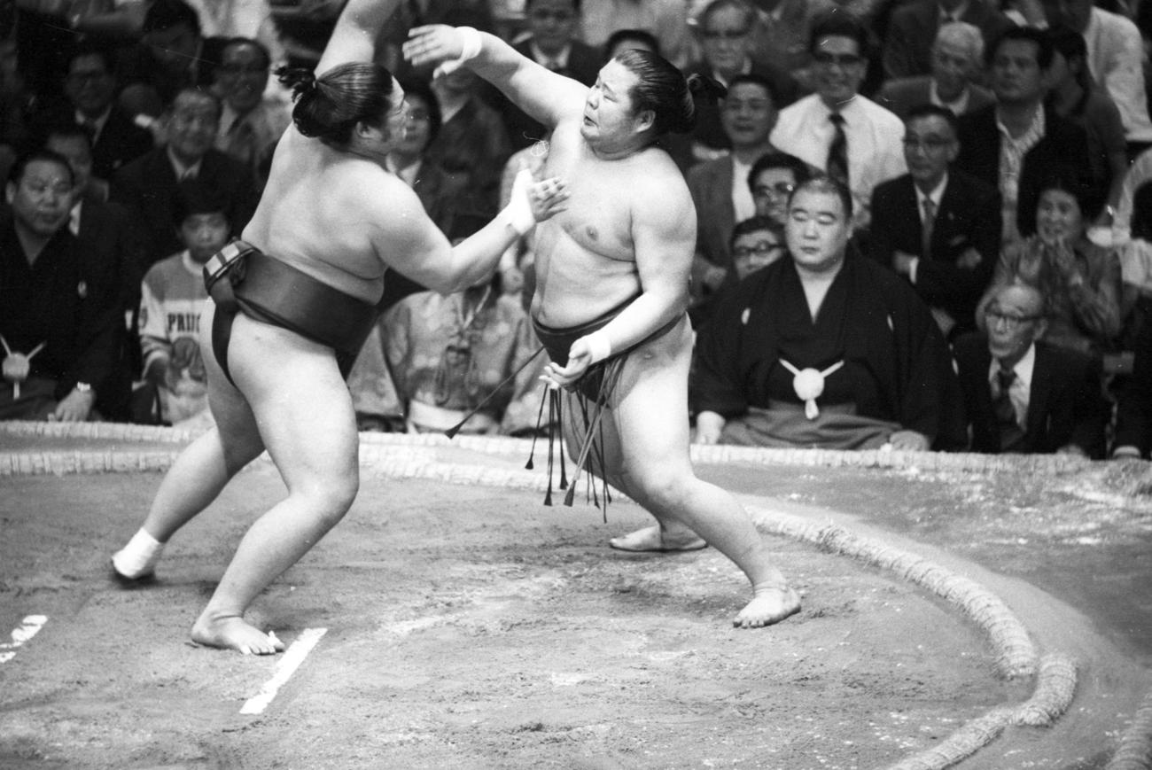 75年5月、夏場所で富士桜（右）と猛烈な突っ張り合いを見せる麒麟児